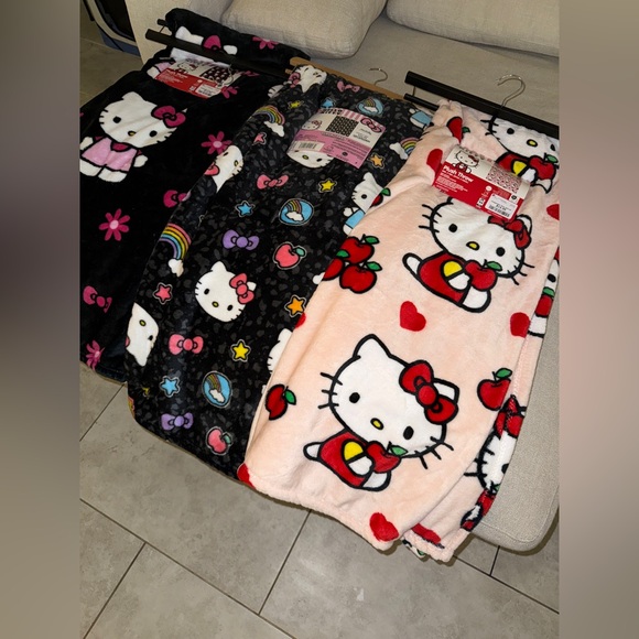 Hello kitty blankets bundle - Picture 3 of 3